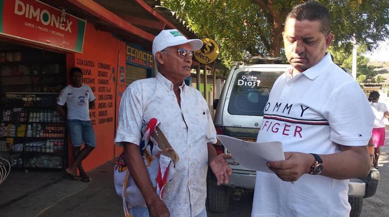 El Alcalde Carlos Higgins Villanueva, socializando las medidas.