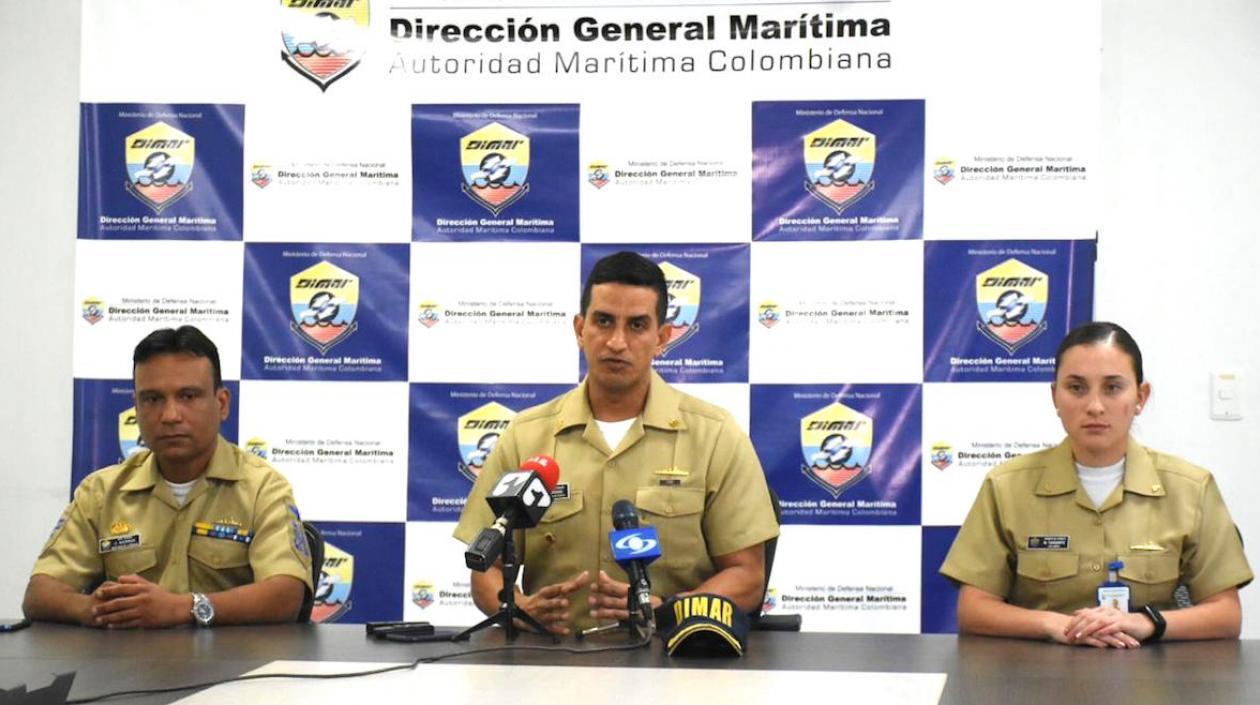 El Capitán de Puerto, CF Carlos Urbano, explicando las medidas.