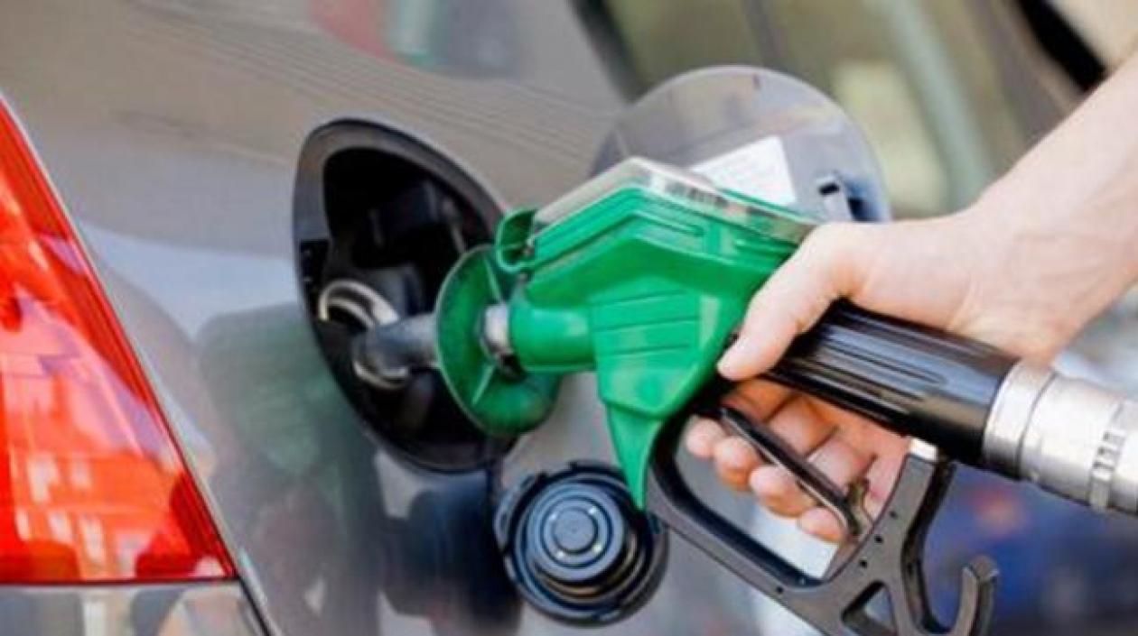 El galón de gasolina baja en Colombia.