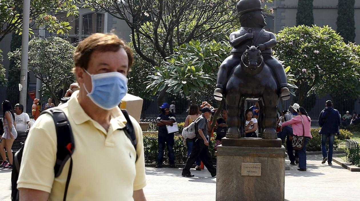 Para evitar el contagio, asegúrate de usar y desechar correctamente el tapabocas, indica el Invima.