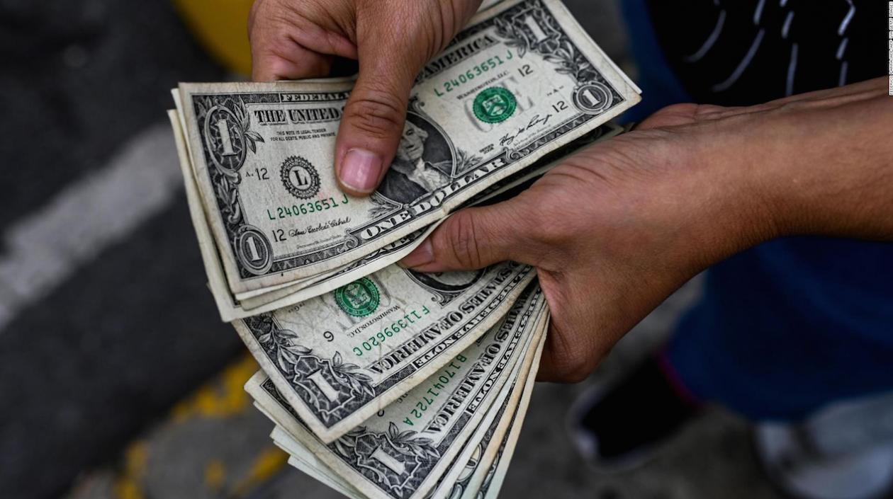 El precio del dólar sigue fluctuando.