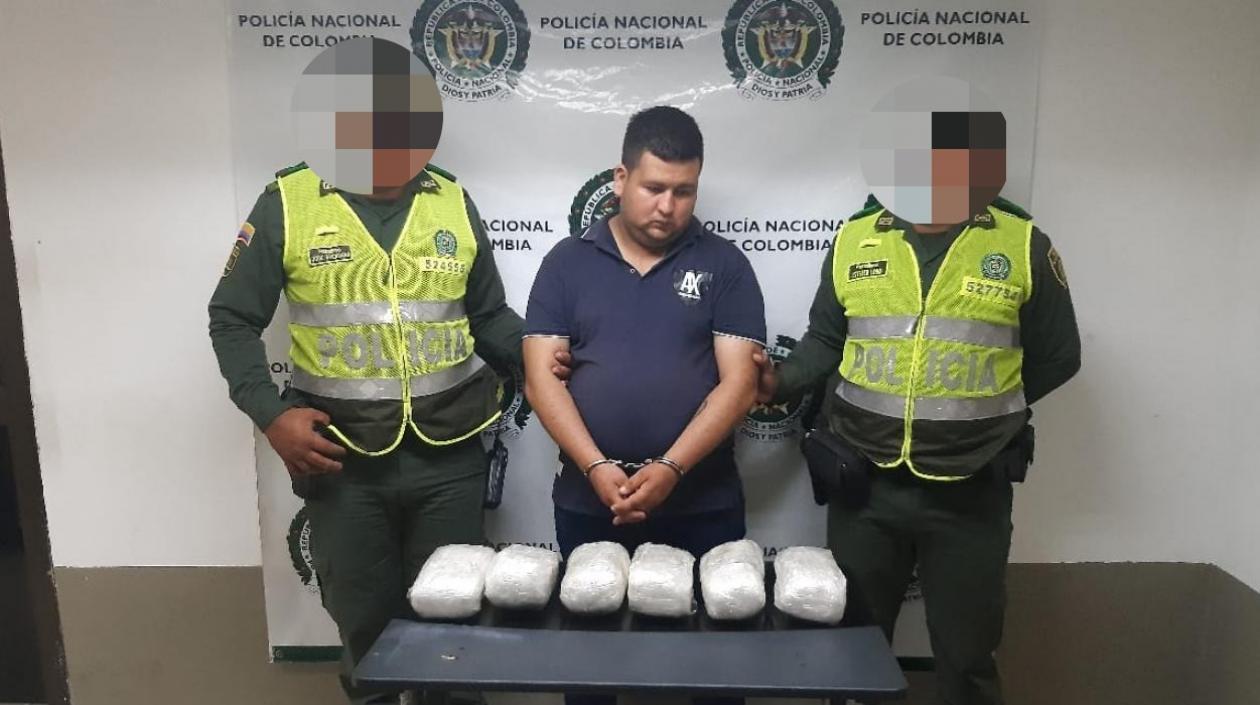 El hombre capturado con la droga.