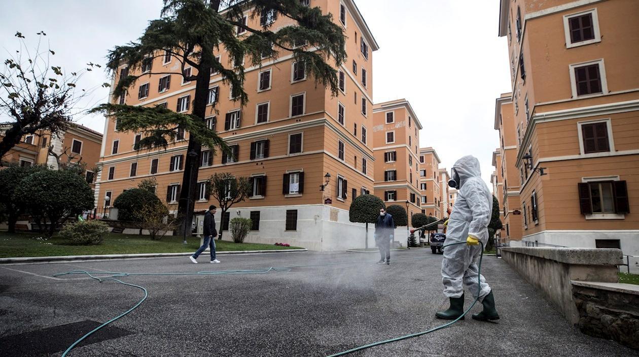 La primera zona roja en Italia, decretada a finales de febrero, supuso el aislamiento de diez pueblos de Lombardía.