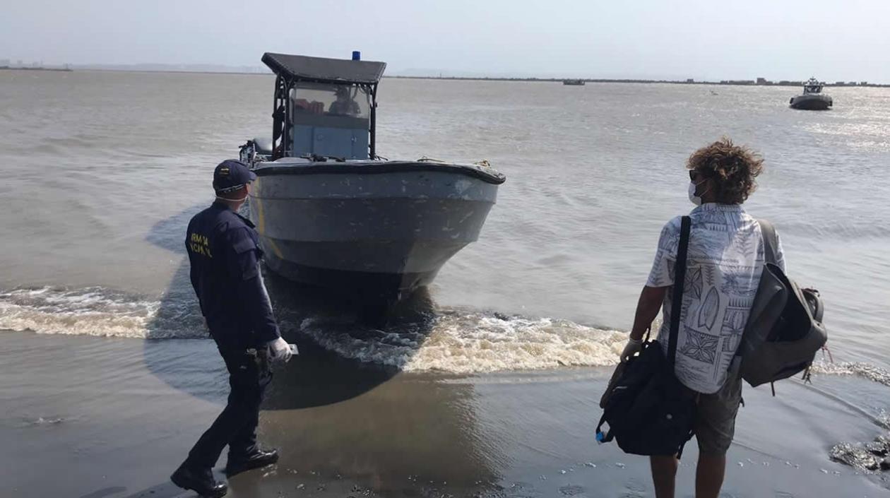 Rescatan a tripulantes de velero