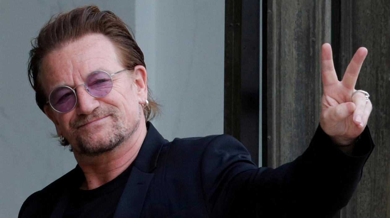 Bono, vocalista de la banda U2.