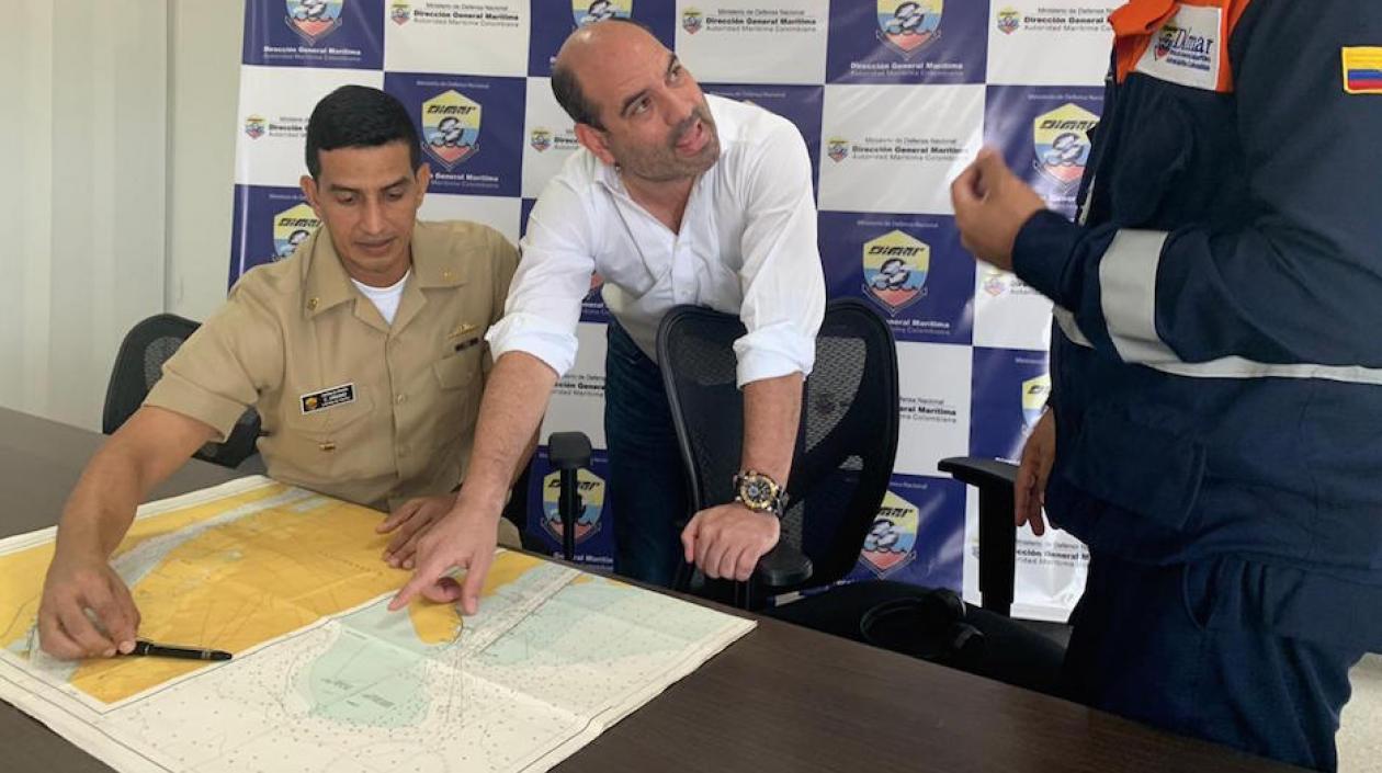 El Capitán de Puerto, CF Carlos Urbano, y el Director de Cormagdalena, Pedro Pablo Jurado.