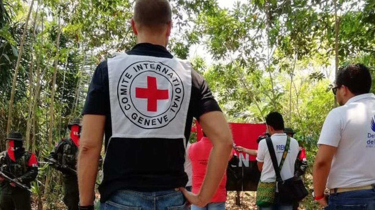 Foto del momento de la entrega del menor a una comisión.