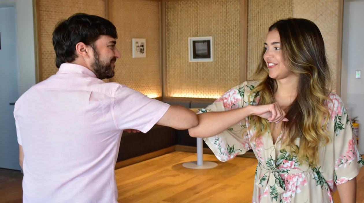 El Alcalde Jaime Pumarejo saludándose con María Claudia Gómez.