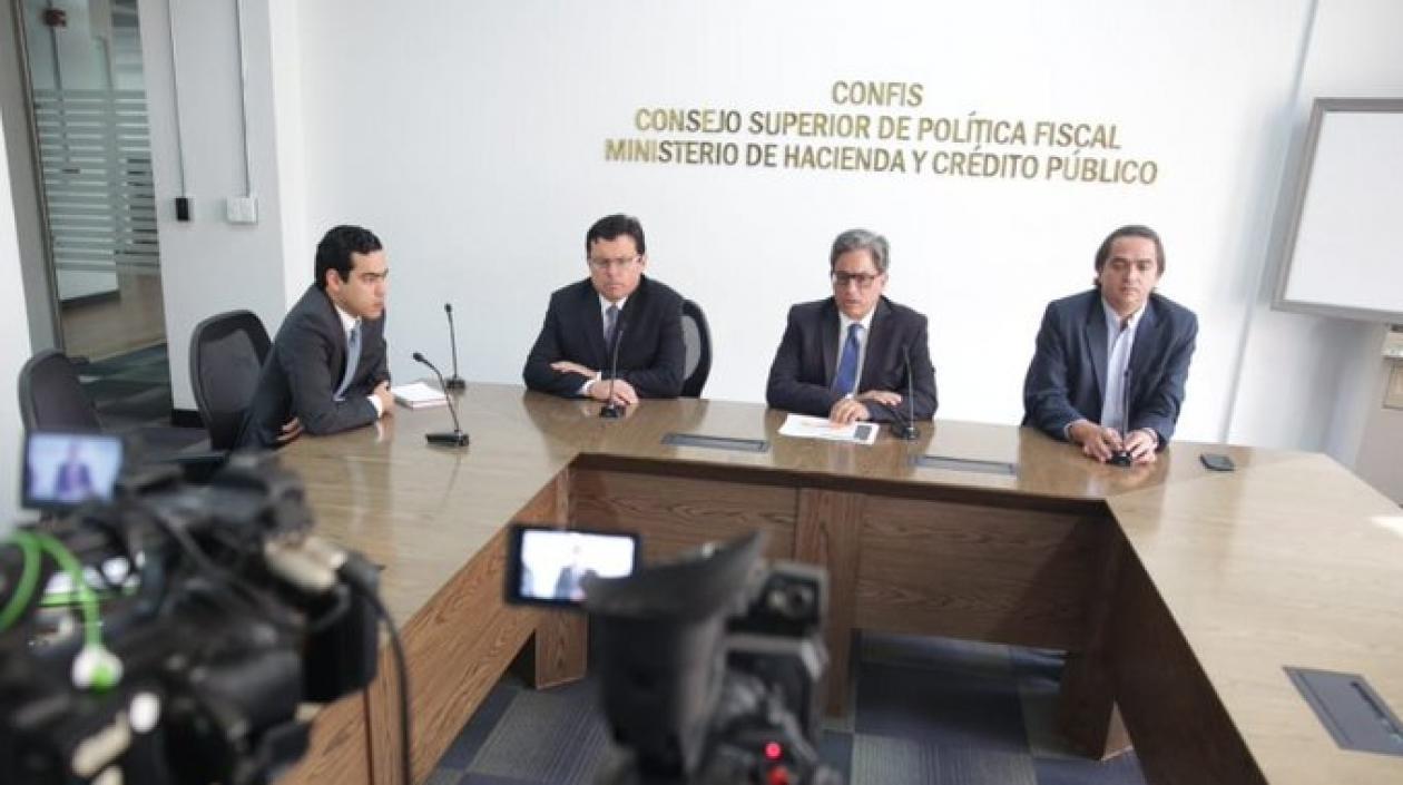 Ministro de Hacienda, Alberto Carrasquilla, explica las medidas.