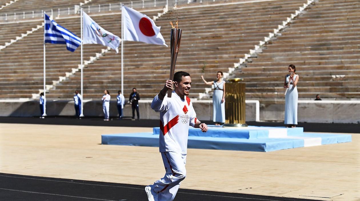 Eleftherios Petrounias, gimnasta artístico, porta la antorcha olímpica. 