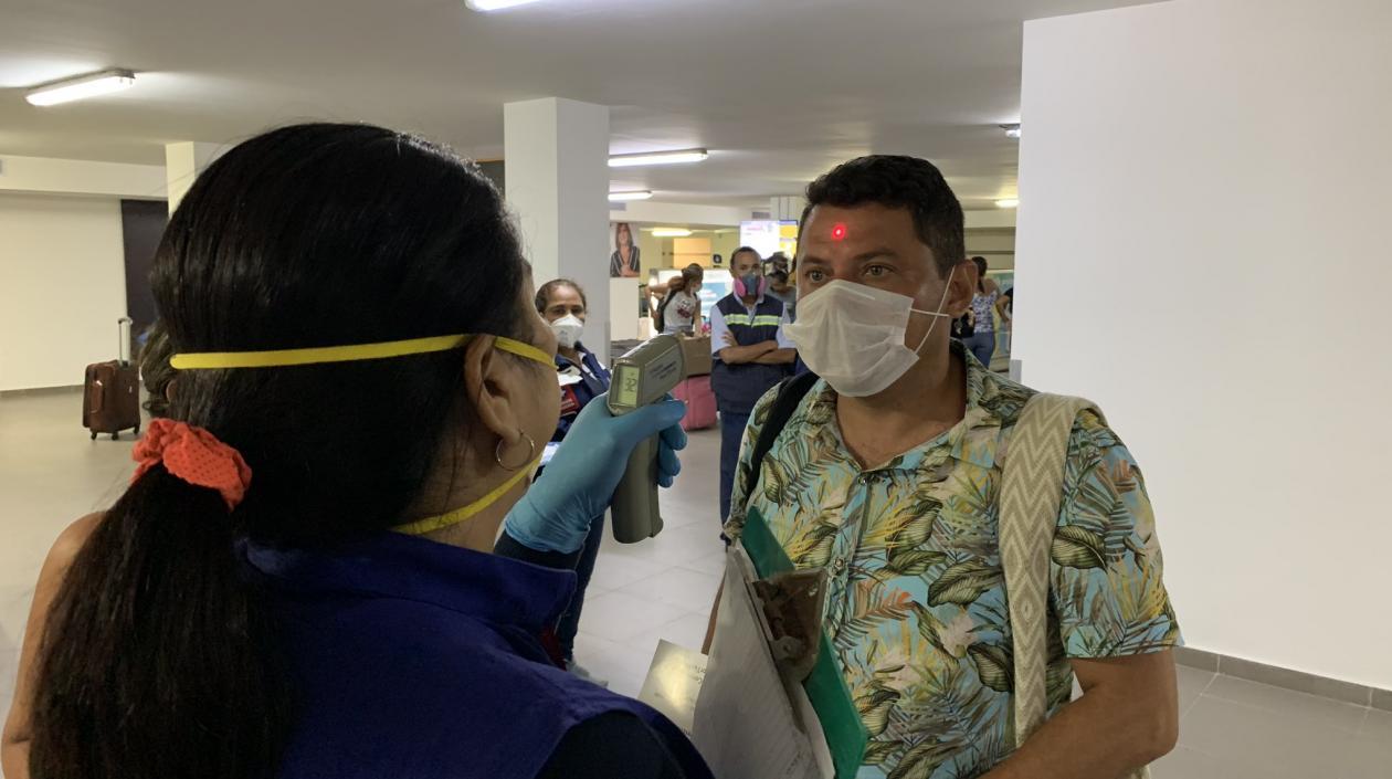Toma de temperatura a pasajeros que arriban en vuelos nacionales