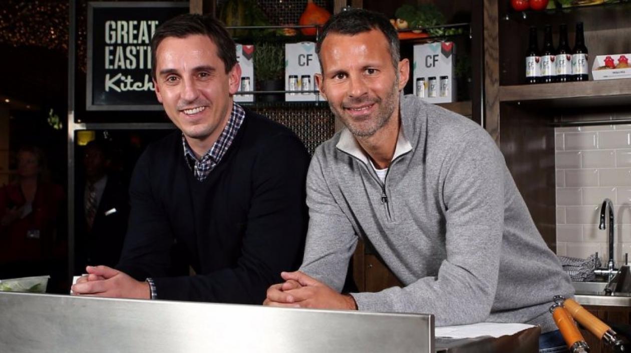 Los exfutbolistas Gary Neville y Ryan Giggs.