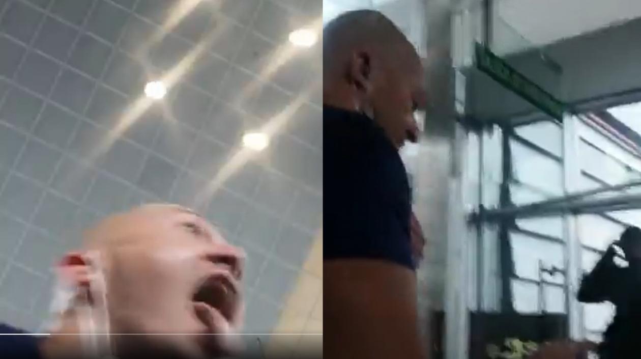 Momento en el que hombre le tose en la cara a empleada.