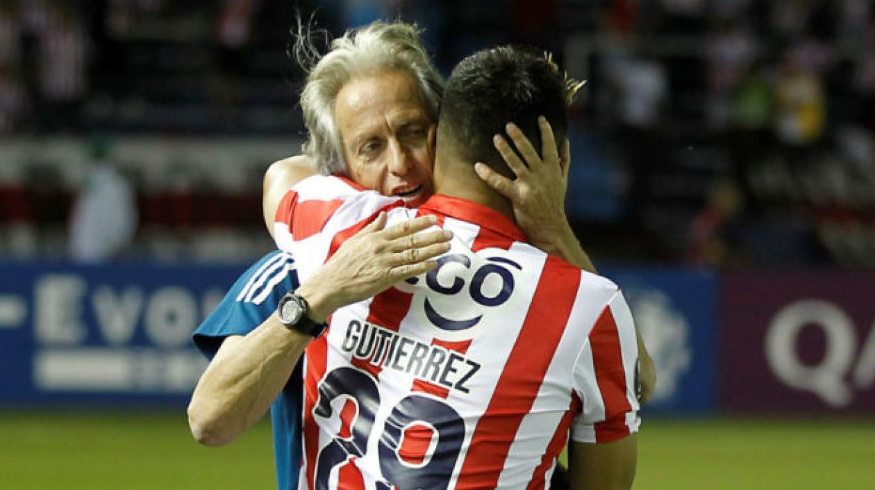 Teófilo Gutiérrez, delantero de Junior, se abraza con Jorge Jesus. 