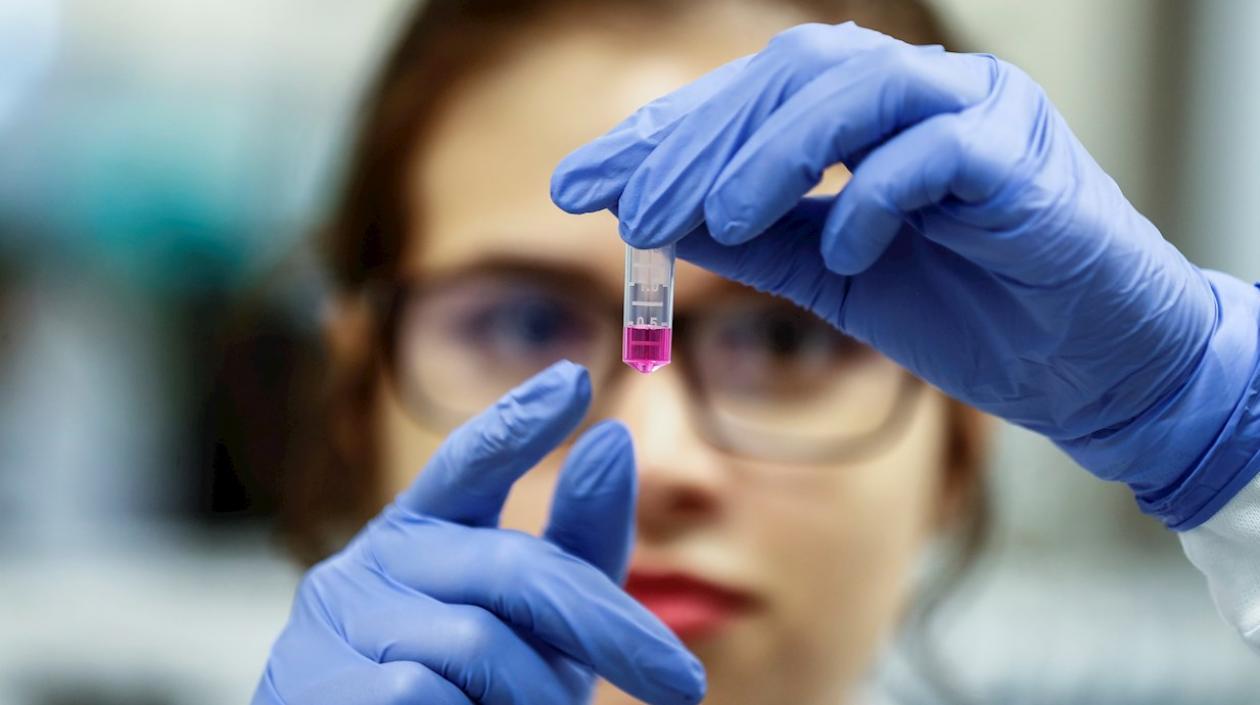 Una científica trabaja en un laboratorio.