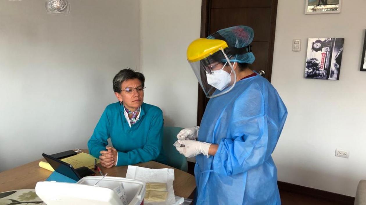 Alcaldesa de Bogotá, Claudia López se hizo la prueba del Covid-19.