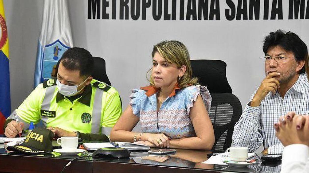 Alcaldesa Virna Johnson en una reunión de control al Covid 19.