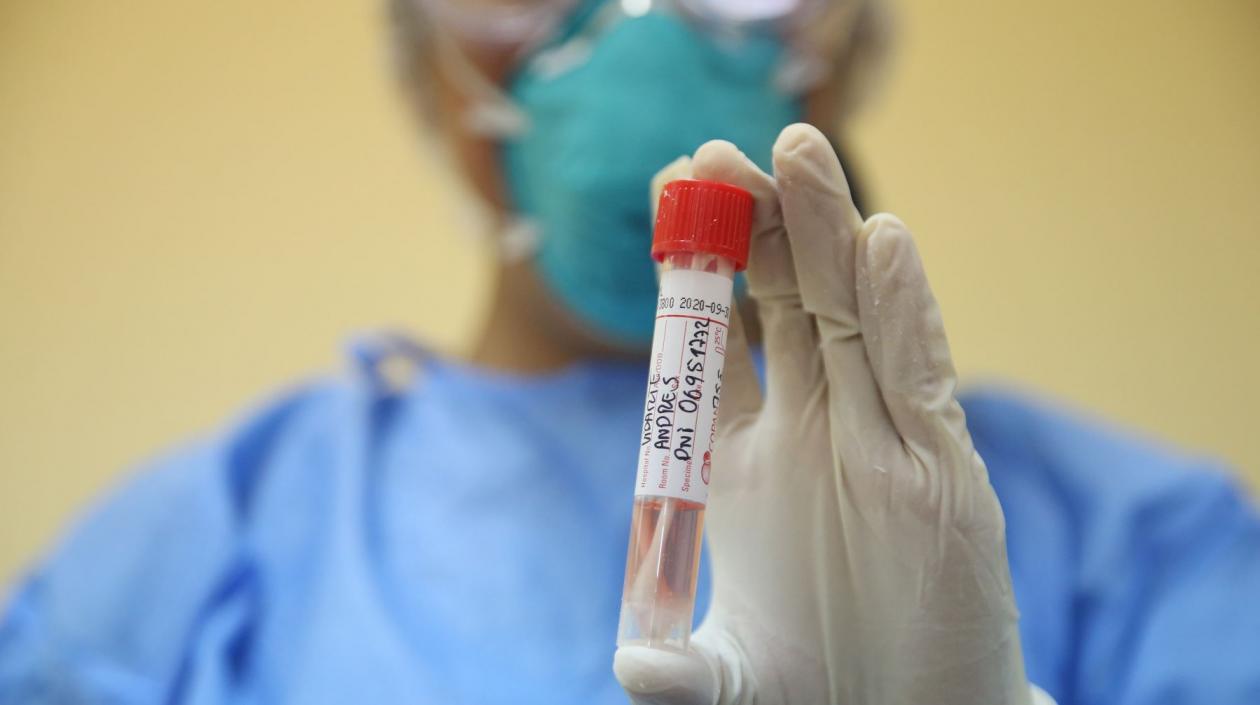 Deben garantizar la toma de muestra para los casos en que se requiera según cuadro clínico del paciente.