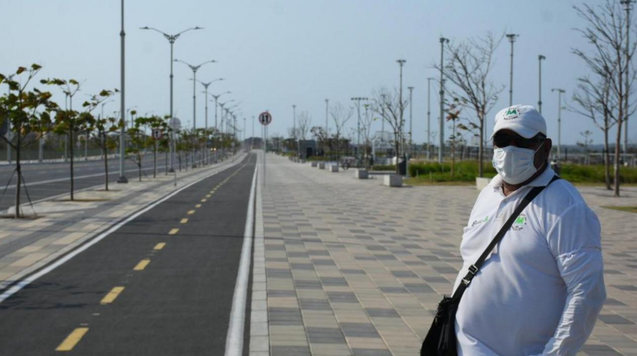 El Malecón del Río, en primer plano, un guía.