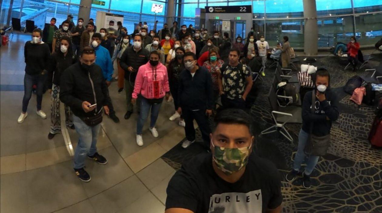 Grupo de peruanos varados en el aeropuerto de Bogotá.