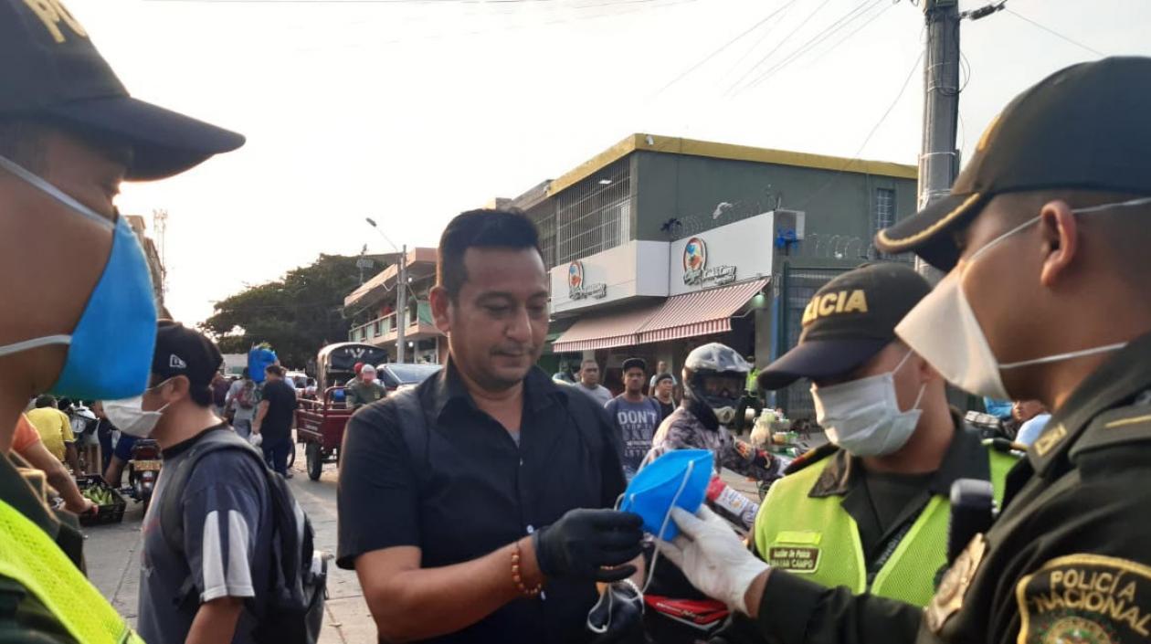 Policías en el mercado público de Santa Marta.