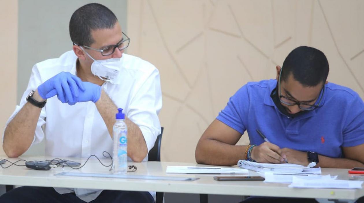 El Secretario General de la Gobernación, Raúl Lacouture, presidiendo la audiencia.