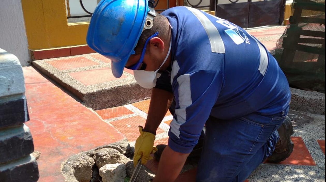 Un operario de Triple A, trabaja en reconexión del servicio de agua.