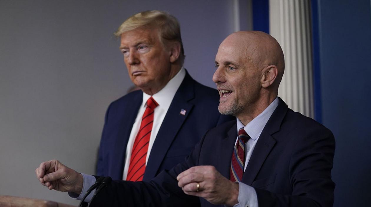 Donald Trump y el comisionado de la FDA, Stephen Hahn.