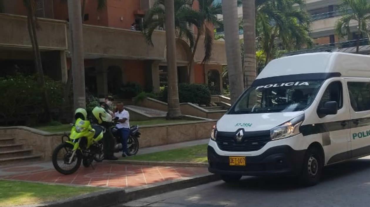 La Policía acudió al lugar para imponer el comparendo.
