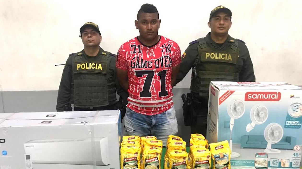 El capturado junto con los elementos.