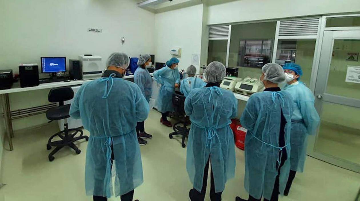 Personal del Instituto Nacional de Salud en el laboratorio de pruebas.