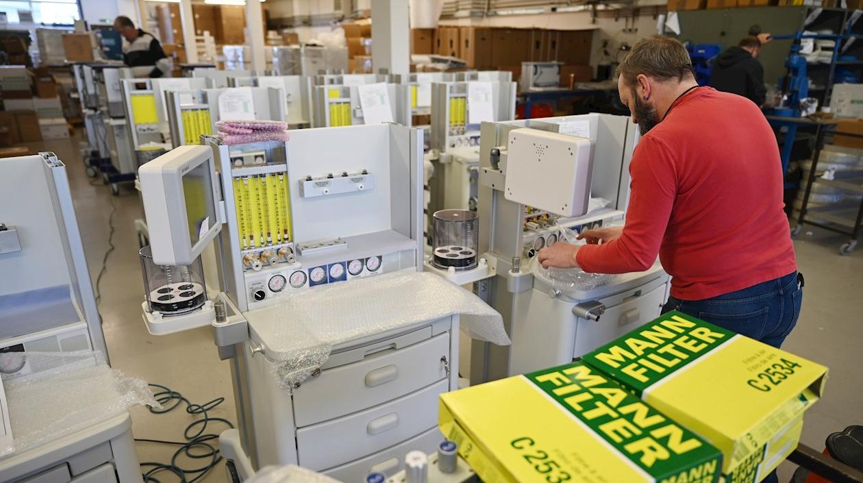 Medidas  “no van lo suficientemente lejos” para parar la expansión del virus en Reino Unido.