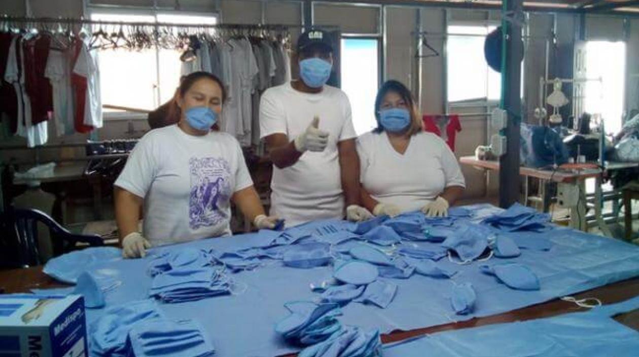 Exguerrilleros de las FARC que confeccionan los tapabocas.
