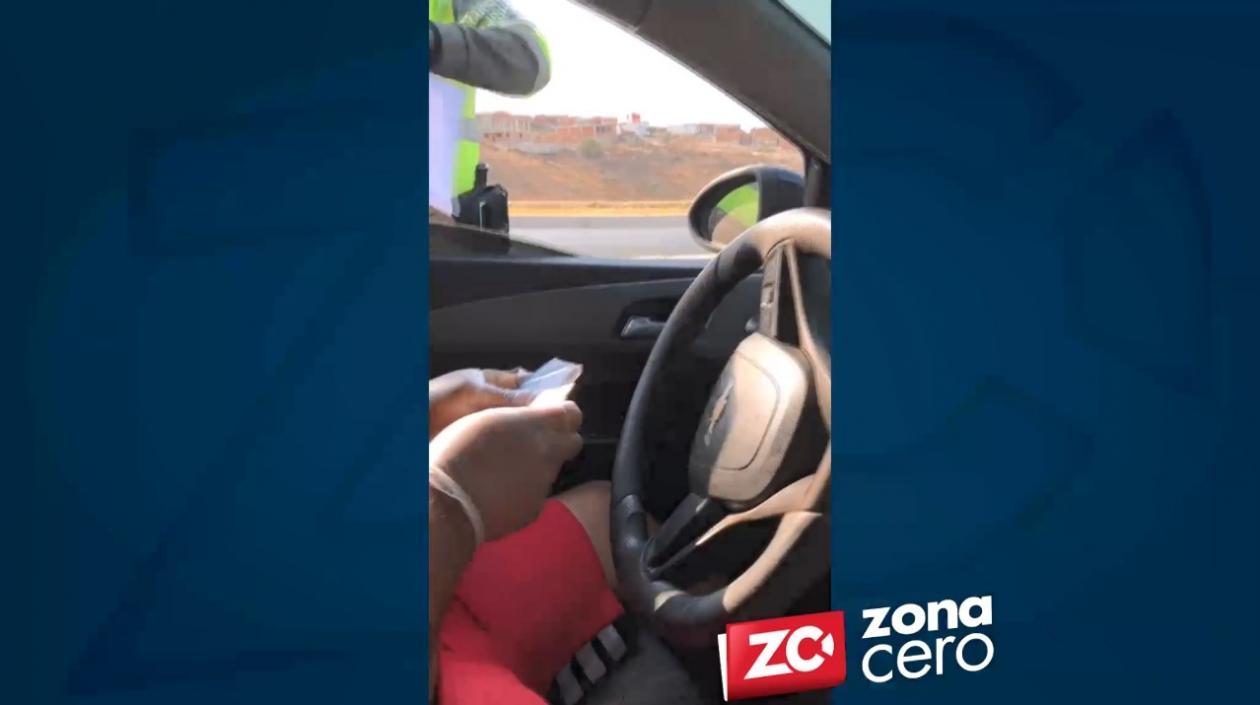 Momento en el que les imponen el comparendo.