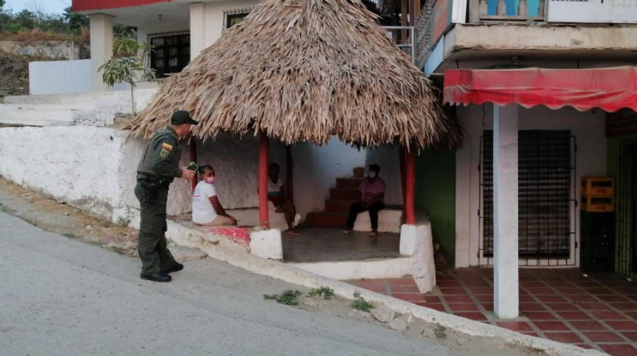 Policía el Atlántico haciendo cumplir la cuarentena.