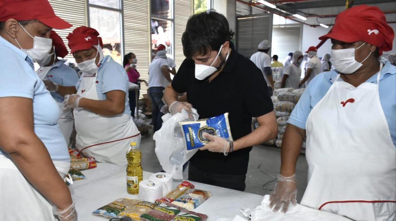 El Alcalde Jaime Pumarejo organizando las ayudas.