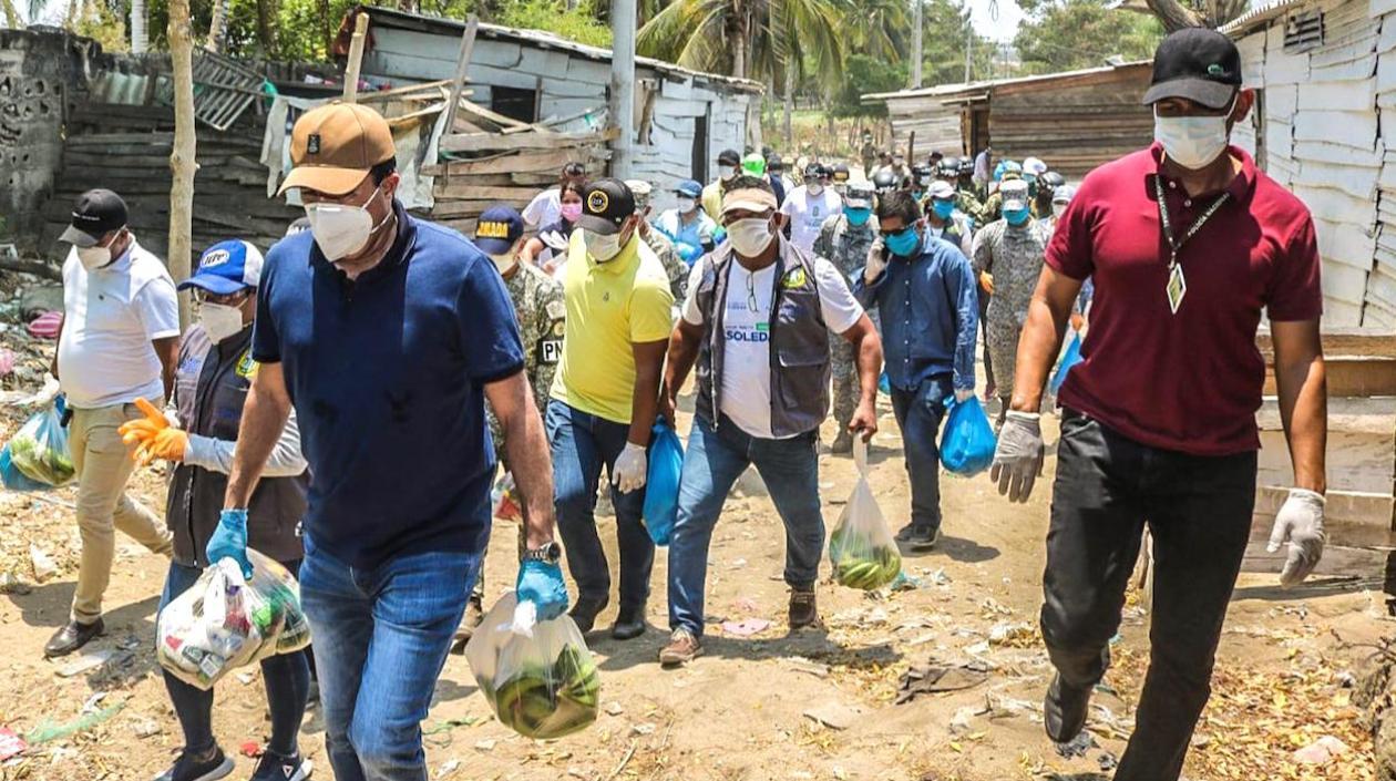 El Alcalde Rodolfo Ucrós encabezando la brigada para entregar las ayudas.