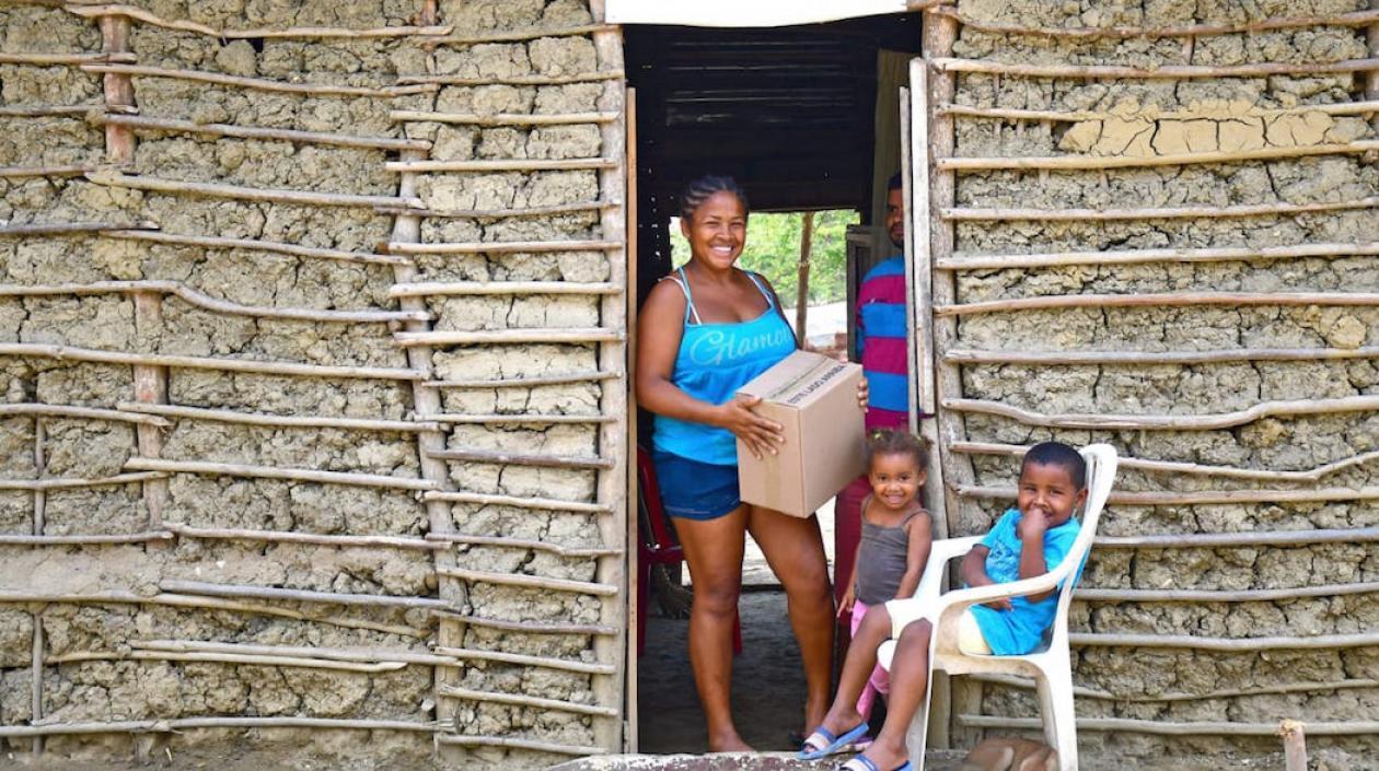 Una madre recibiendo la ayuda alimentaria.