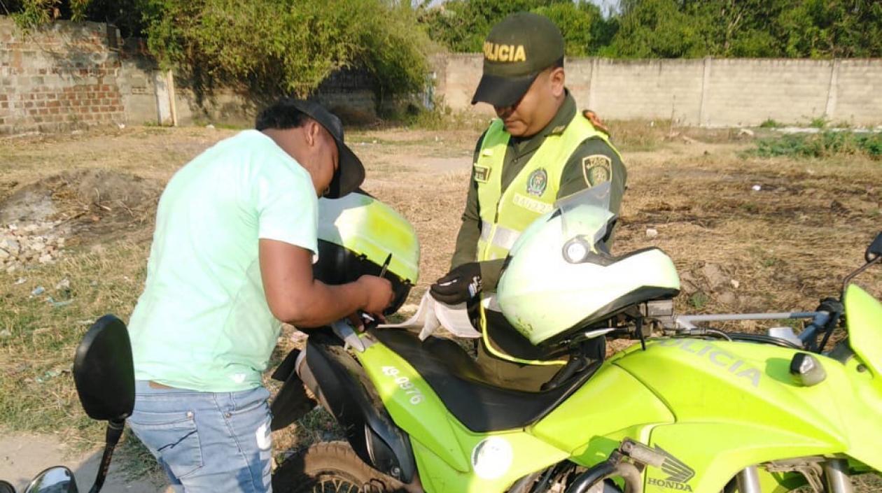 Un infractor firmando el comparendo.