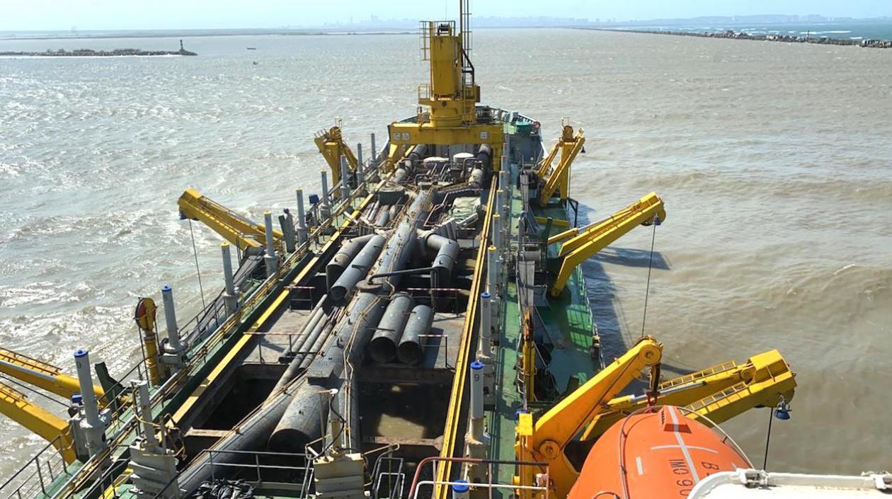 La draga Hang Jun 5001 dispuesta en el canal de acceso al puerto de Barranquilla.