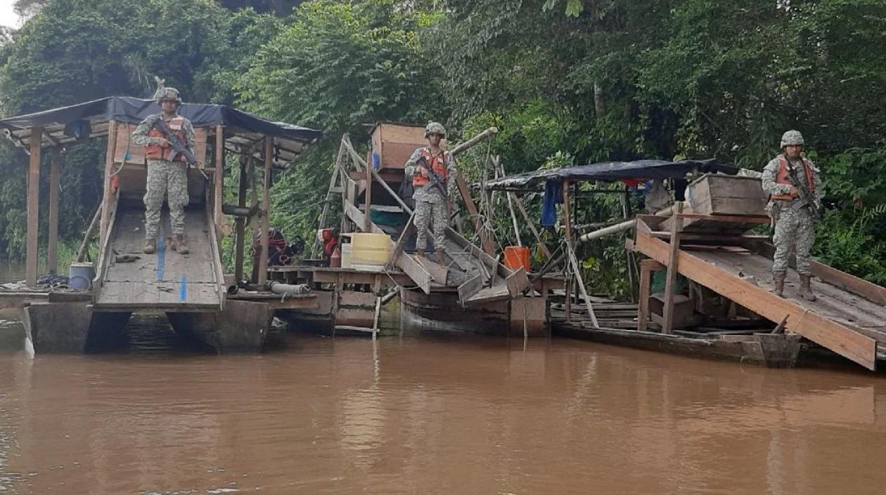 Draga artesanal hallada en la Amazonia.