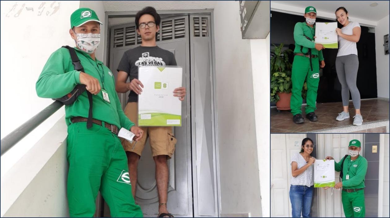 Estudiantes recibiendo el diploma de manos de una empresa de mensajería.