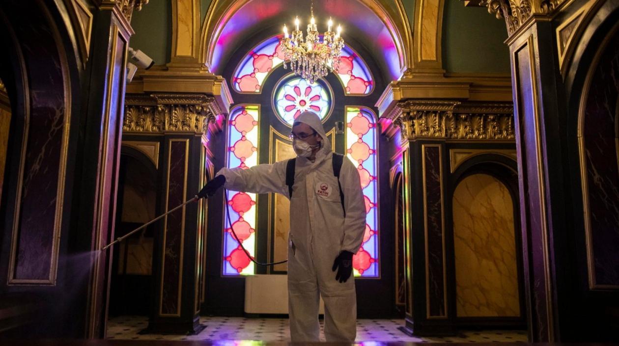 Momentos en que es desinfectada una iglesia católica.