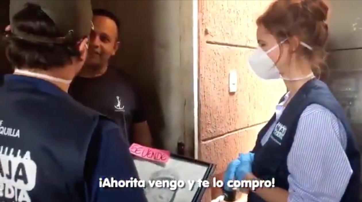 El Alcalde, Jaime Pumarejo; la primera dama, Silvana Puello Visbal y el pintor, Cristian Racedo.