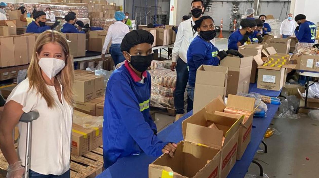 La Gobernadora del Atlántico en la inspección del centro de  acopio de alimentos