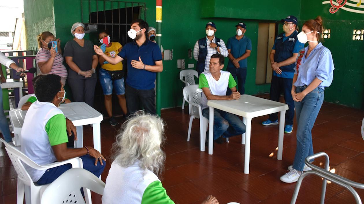 El Alcalde y la primera dama con los exhabitantes de la calle.