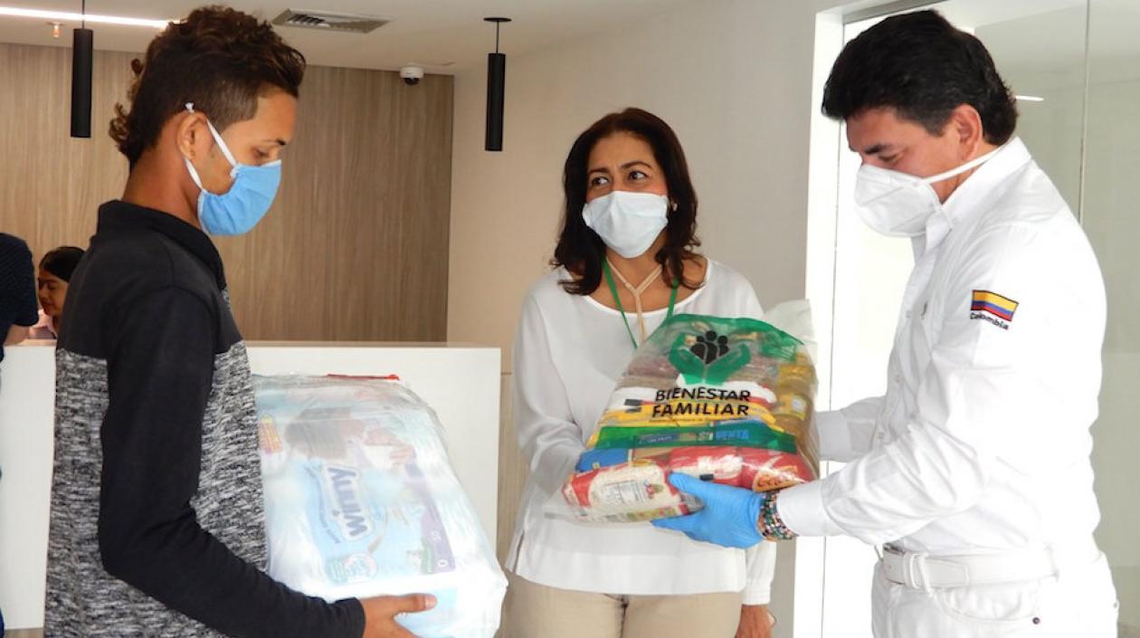 Jesús Robles, padre de los trillizos, recibiendo las ayudas.