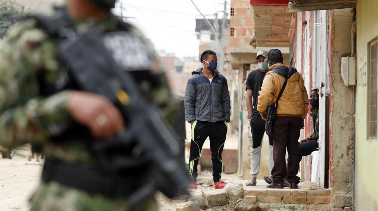 Una calle militarizada en Colombia por cuarentena.