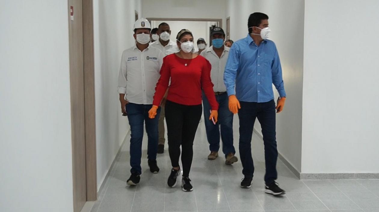 El Alcalde de Soledad durante su visita al centro asistencial.