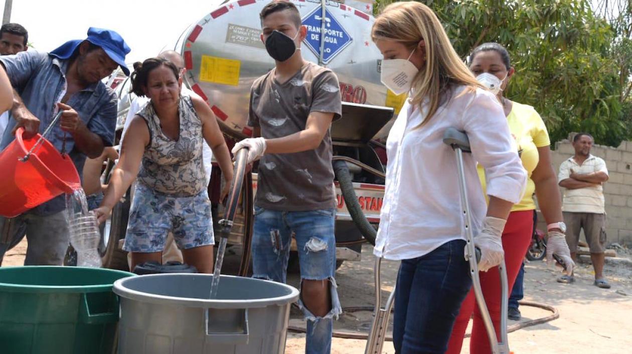 La Gobernadora Elsa Noguera supervisando el abastecimiento de agua.